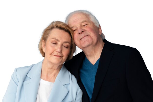 Studio portret van een liefdevolle oudere echtpaar
