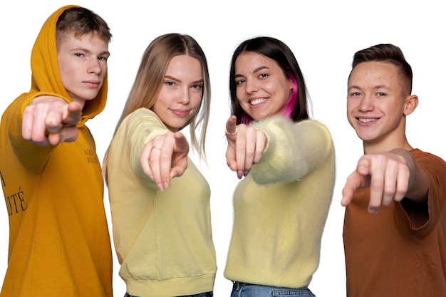 Studioportret van een groep jonge tienerkinderen