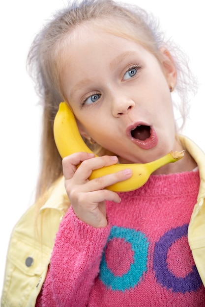 Studioportret van jong meisje met banaanfruit