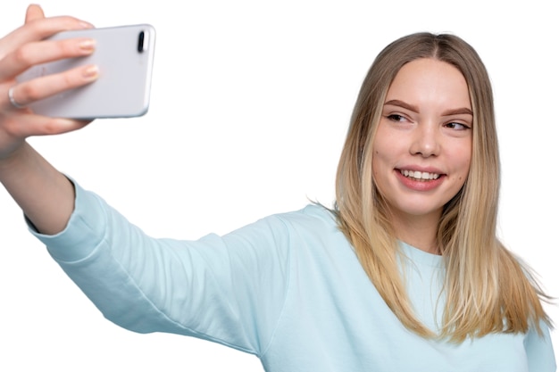 Studioportret van jong tienermeisje dat een selfie neemt