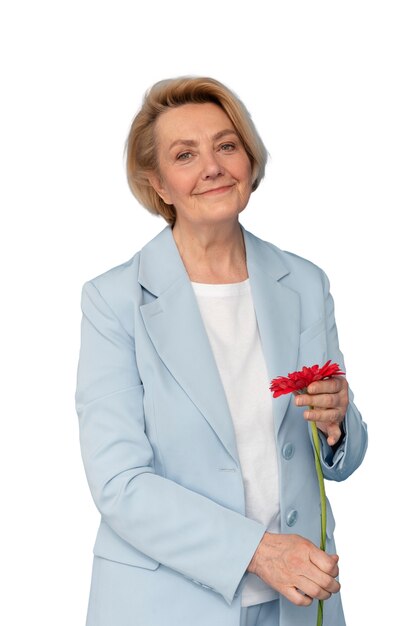 Gratis PSD studioportret van oudere vrouw met madeliefjebloemen