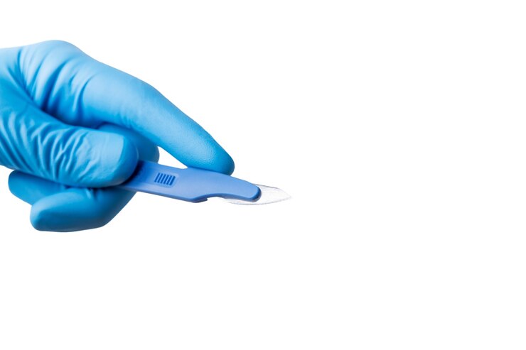 PSD Gratis surgical scalpel held by hand with glove