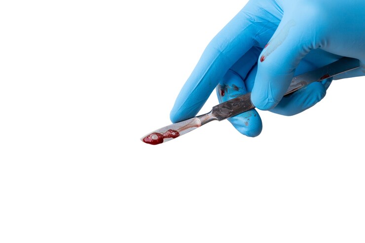PSD Gratis surgical scalpel held by hand with glove