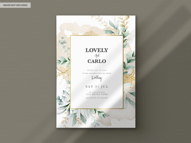 Tarjeta de invitación de boda en acuarela con hojas verdes y adornos de oro