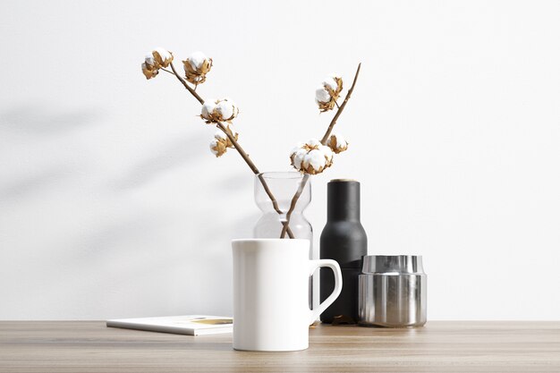 tazza di ceramica e pianta di cotone all'interno del vaso di fiori
