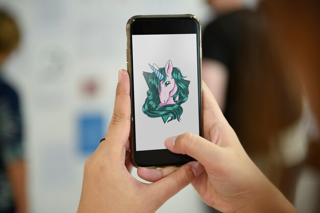 Telefono cellulare che mostra la grafica di unicorno