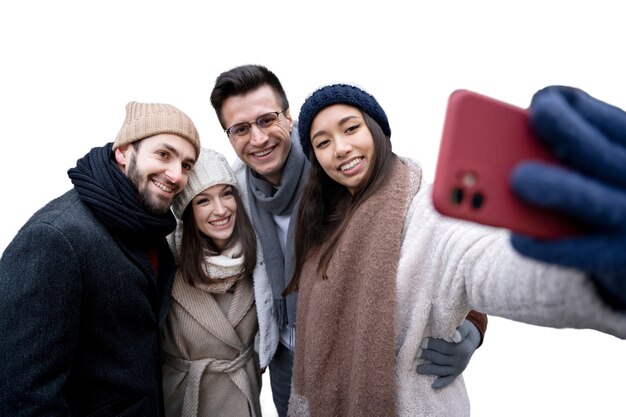 Tiro medio amigos tomando selfie