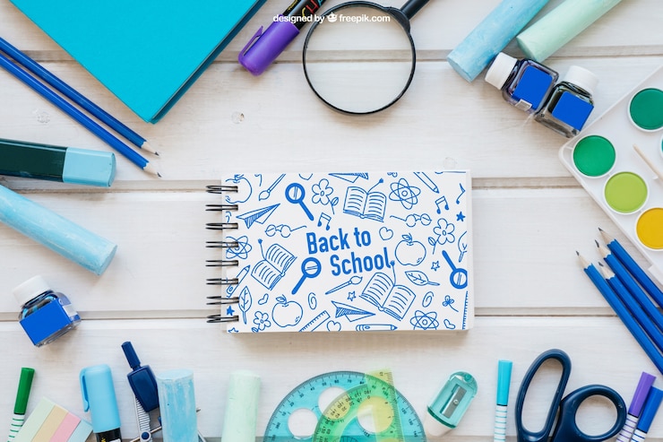 PSD gratuito torna a scuola mockup con blocco note orizzontale