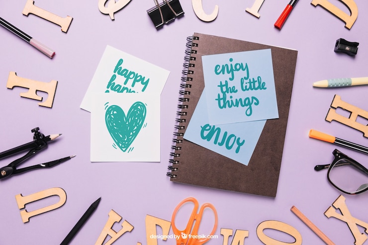 PSD gratuito torna a scuola mockup con il taccuino e postare il suo