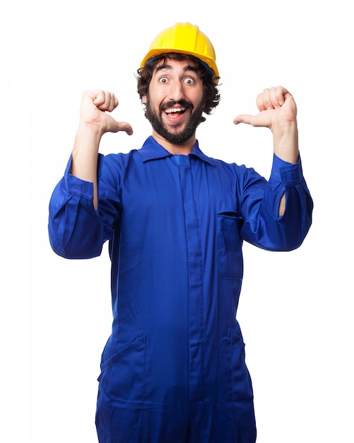 Trabajador sonriente con un casco