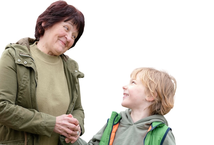 PSD gratuito un ragazzino che passa del tempo all'aperto con sua nonna