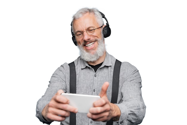 Uomo anziano che utilizza la tecnologia