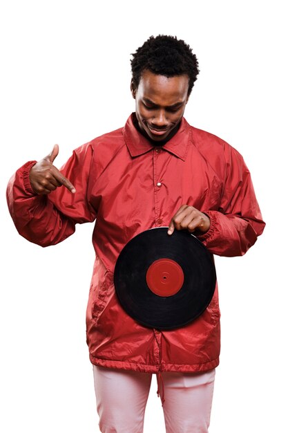 Uomo con disco in vinile che ascolta musica