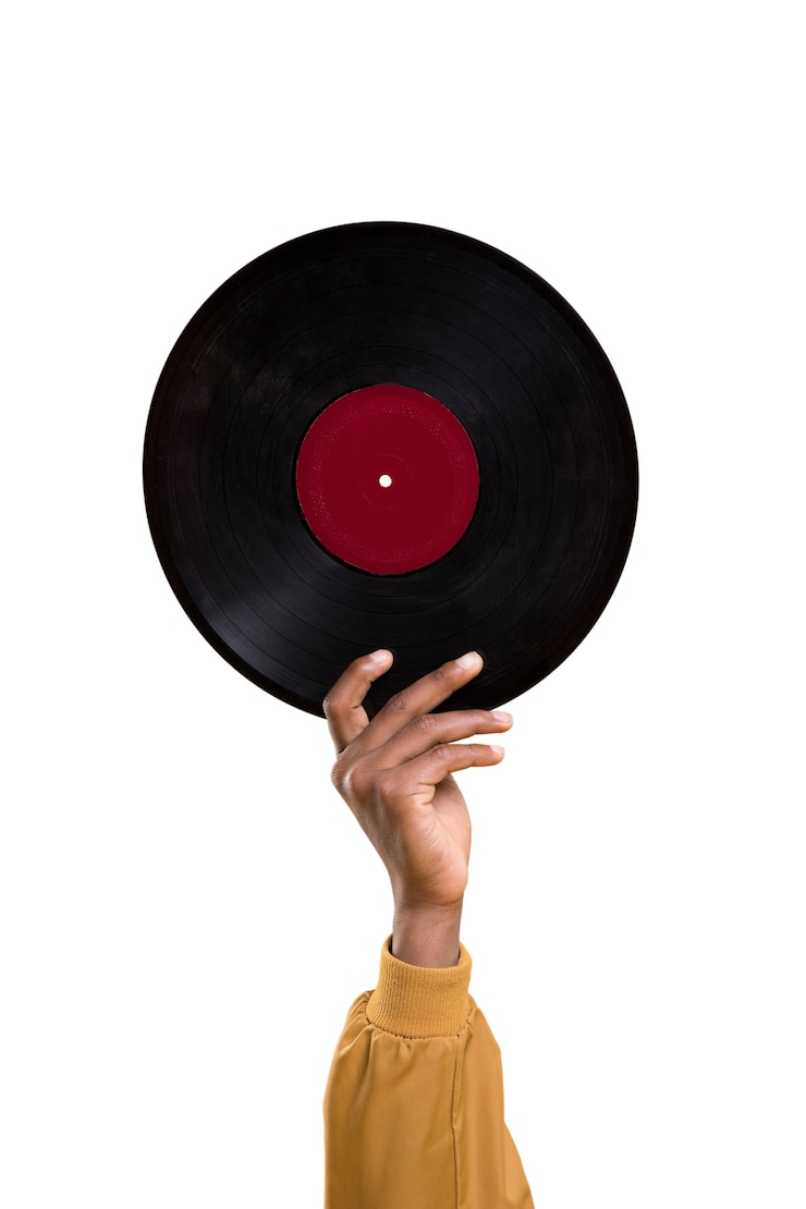 PSD gratuito uomo con disco in vinile che ascolta musica