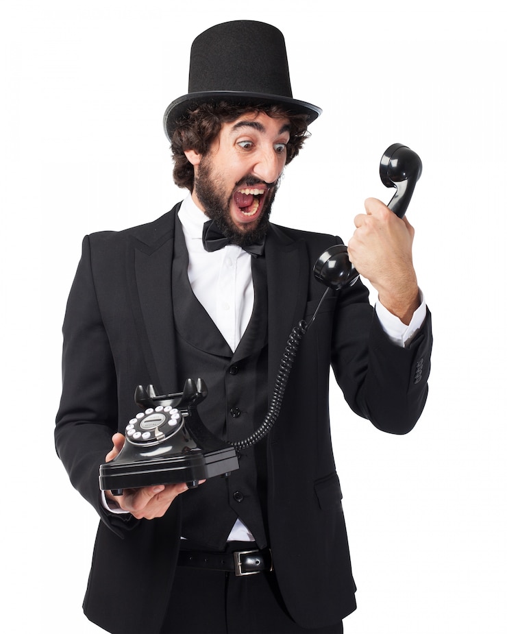 PSD gratuito uomo elegante urlando a un vecchio telefono