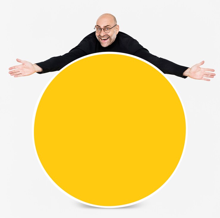 PSD gratuito uomo felice che mostra una tavola rotonda gialla