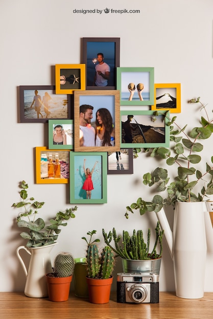 Veel frames op de muur met florale decoratie