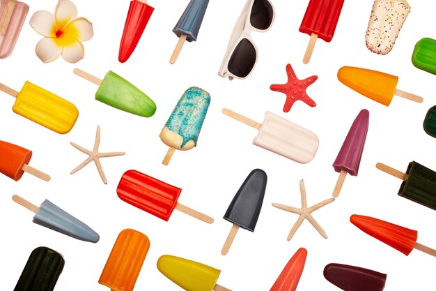 Vida muerta de colorido popsicle aislado