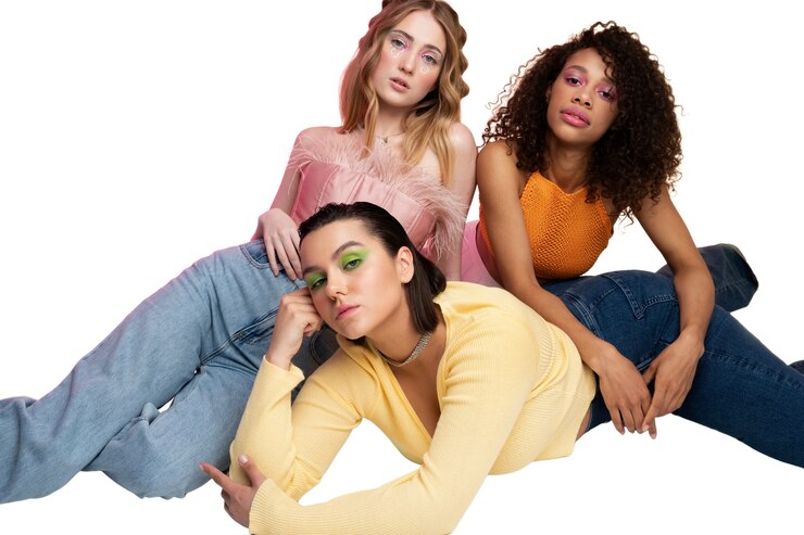 PSD gratuito visión frontal mujeres posando juntas