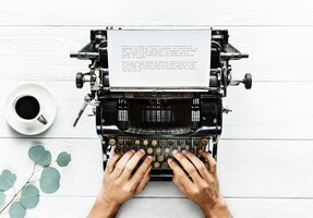 PSD gratis vista aérea de un hombre escribiendo en una máquina de escribir retro