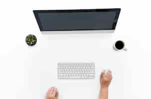 PSD gratuito vista de ariel de las manos usando una computadora de escritorio