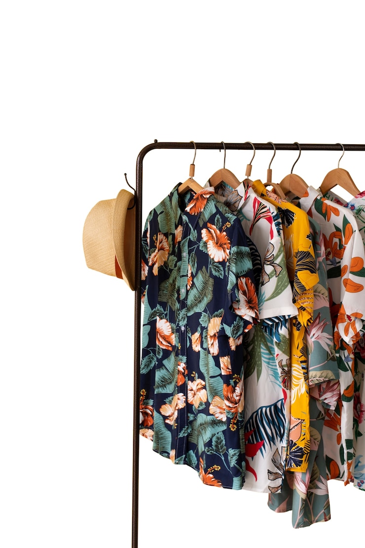 PSD gratuito vista della camicia hawaiana con appendiabiti