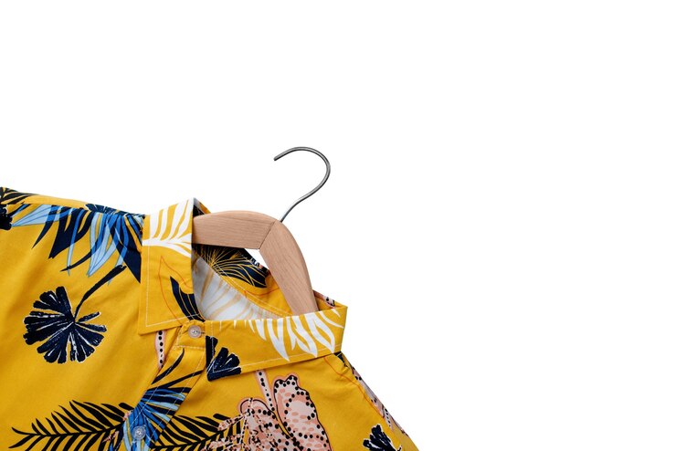 PSD gratuito vista della camicia hawaiana con motivo