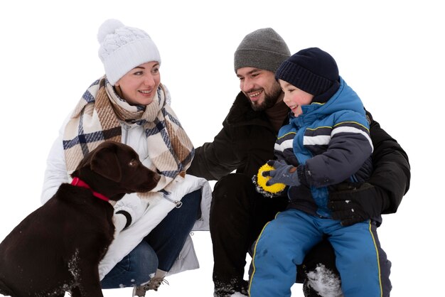 Vista frontal familia sonriente con perro