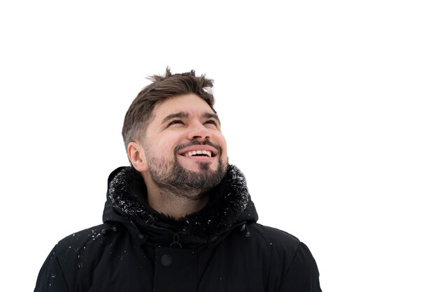 Vista frontal sonriente hombre al aire libre