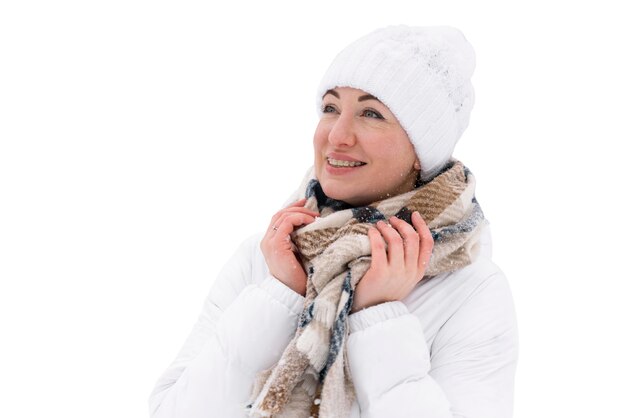 Vista lateral sonriente mujer al aire libre