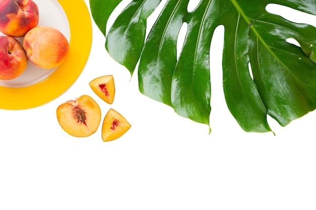 PSD gratuito vista de mezcla fresca de frutas deliciosas