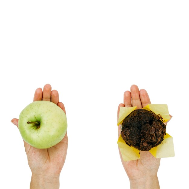 Vista superior de alimentos saludables vs no saludables