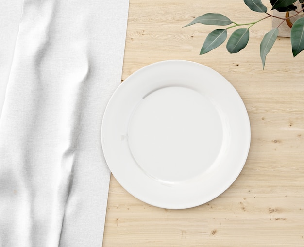 PSD gratuito vista superior plato blanco sobre mesa de madera