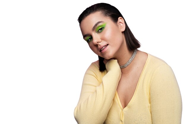 Vooraanzichtvrouw die koele make-up draagt