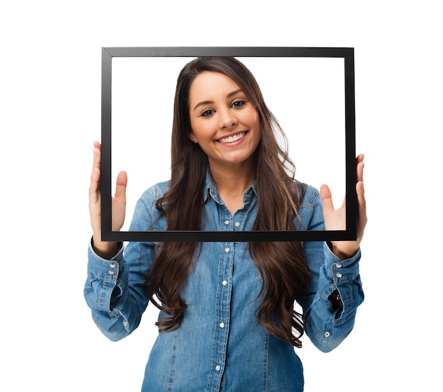 Vrolijke jonge vrouw poseren met een frame