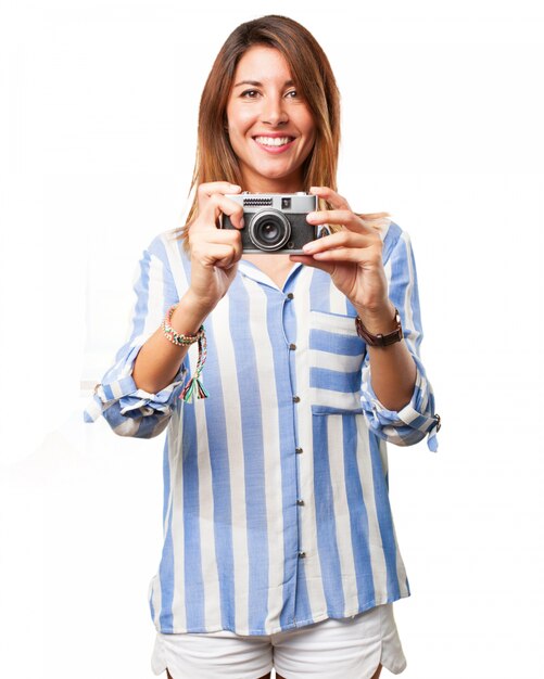 Vrouw met behulp van haar oude camera met een grote glimlach