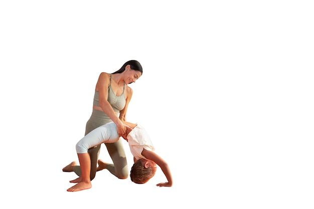 Vrouwelijke yoga-instructeur die meditatie doet met een jong meisje