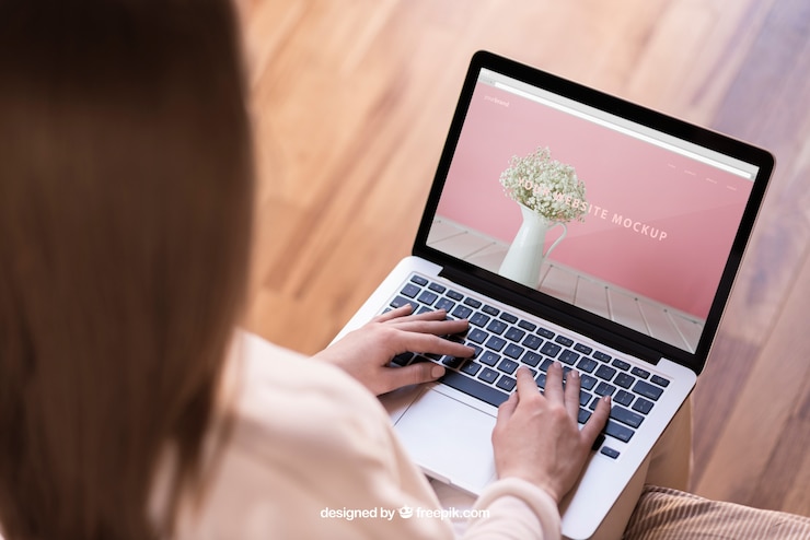 PSD Gratis wanita mengetik di laptop