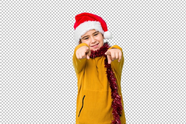 Weinig jongen het vieren kerstmisdag die een santahoed draagt isoleerde vrolijke glimlachen die aan voorzijde richten.