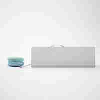 Gratis PSD witte doos met lint en blauwe macaron