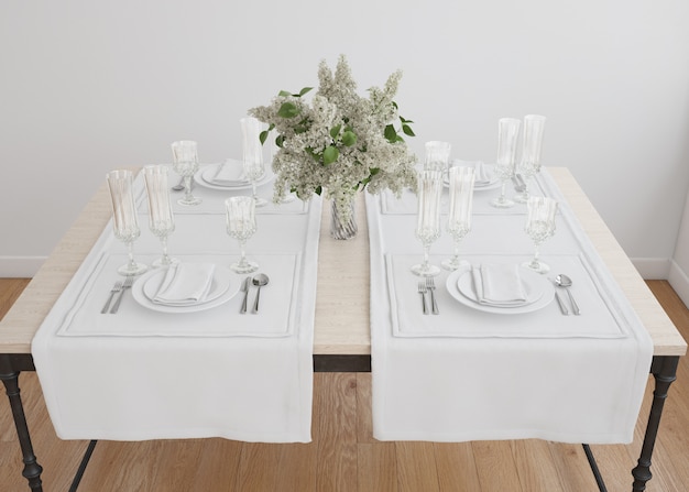 witte tafel instelling met bloemenvaas