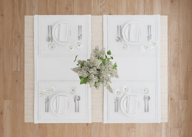 Witte tafel instelling met bloemenvaas
