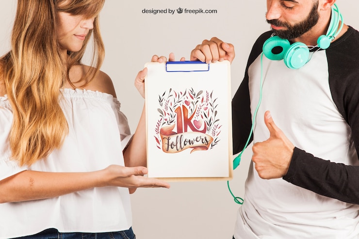 PSD Gratis young couple presenting clipboard