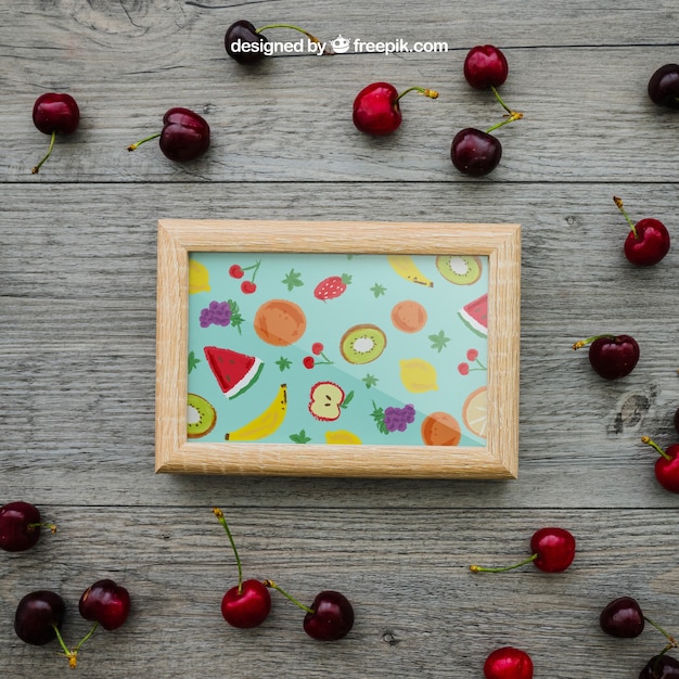 Zomerconcept met frame en kersen