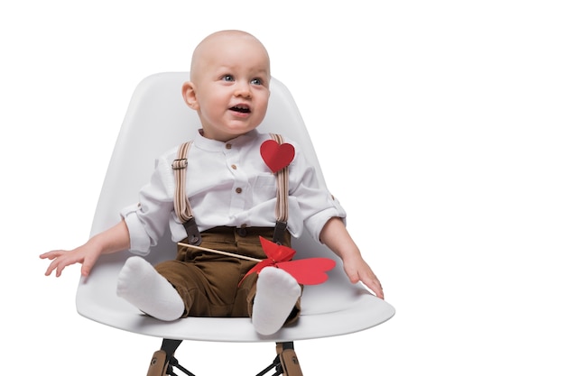 PSD gratuit adorable petit garçon assis sur une chaise