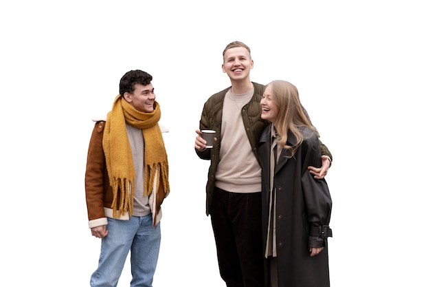 Adultes isolés s’amusant