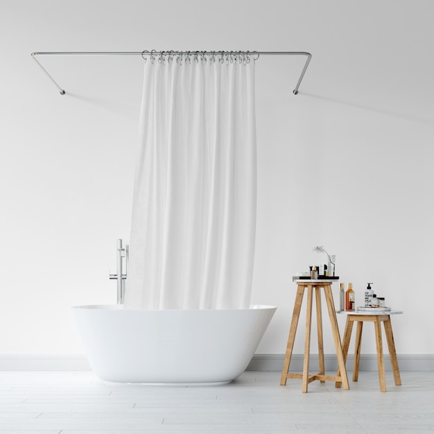 baignoire avec rideau et tabouret avec produits d'hygiène