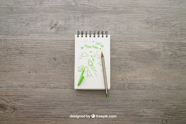 Bloc-notes avec un crayon