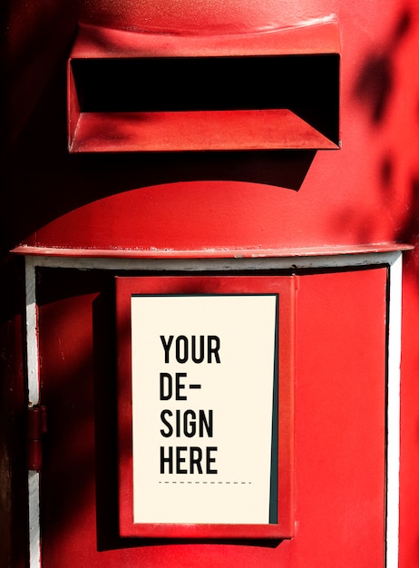PSD gratuit boîte aux lettres rouge avec une maquette de panneau blanc