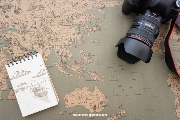 PSD gratuit caméra et bloc-notes sur la carte du monde